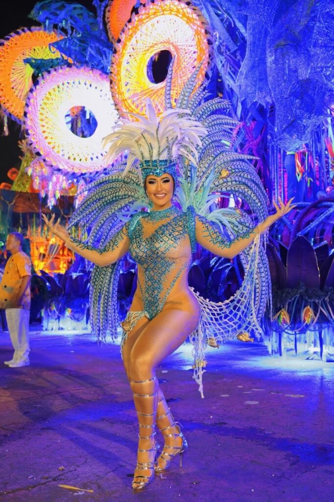 Suzana Aramuni brilha no desfile da Tucuruvi com look azul deslumbrante e comemora aniversário na avenida! 1 Suzana Aramuni brilha no desfile da Tucuruvi com look azul deslumbrante e comemora aniversário na avenida!