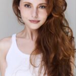 Anna Dalmei estreia a série “El Regreso de mi Esposo a la Grandeza”, gravada inteiramente em espanhol