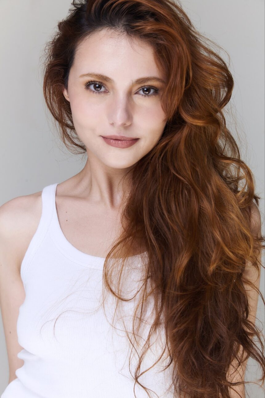 Anna Dalmei estreia a série “El Regreso de mi Esposo a la Grandeza”, gravada inteiramente em espanhol