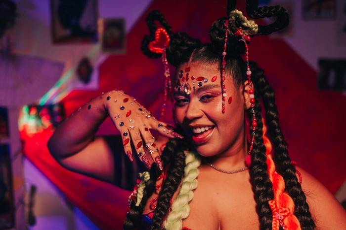 Luiza Nobel lança single e videoclipe “Só de Calcinha”