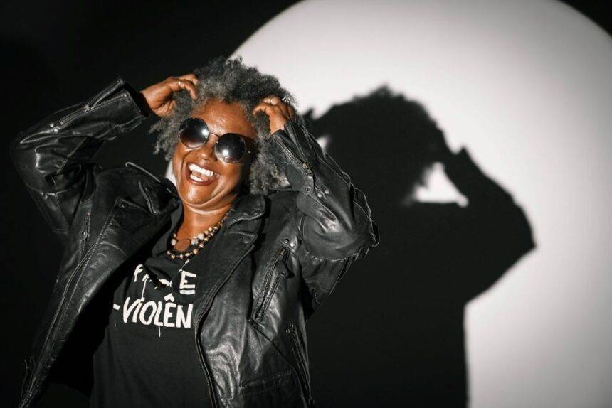 Teatro Nova Iguaçu Petrobras celebra três anos com show gratuito de Sandra Sá