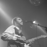 Blue Mar revela novas versões de “Belle of the Ball” e “Dragonflies”, destaques do álbum OLIVEIRA