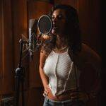 Clariá  lança ’21” em maio, single autoral que anuncia o primeiro álbum da nova voz do pop nacional e da MPB