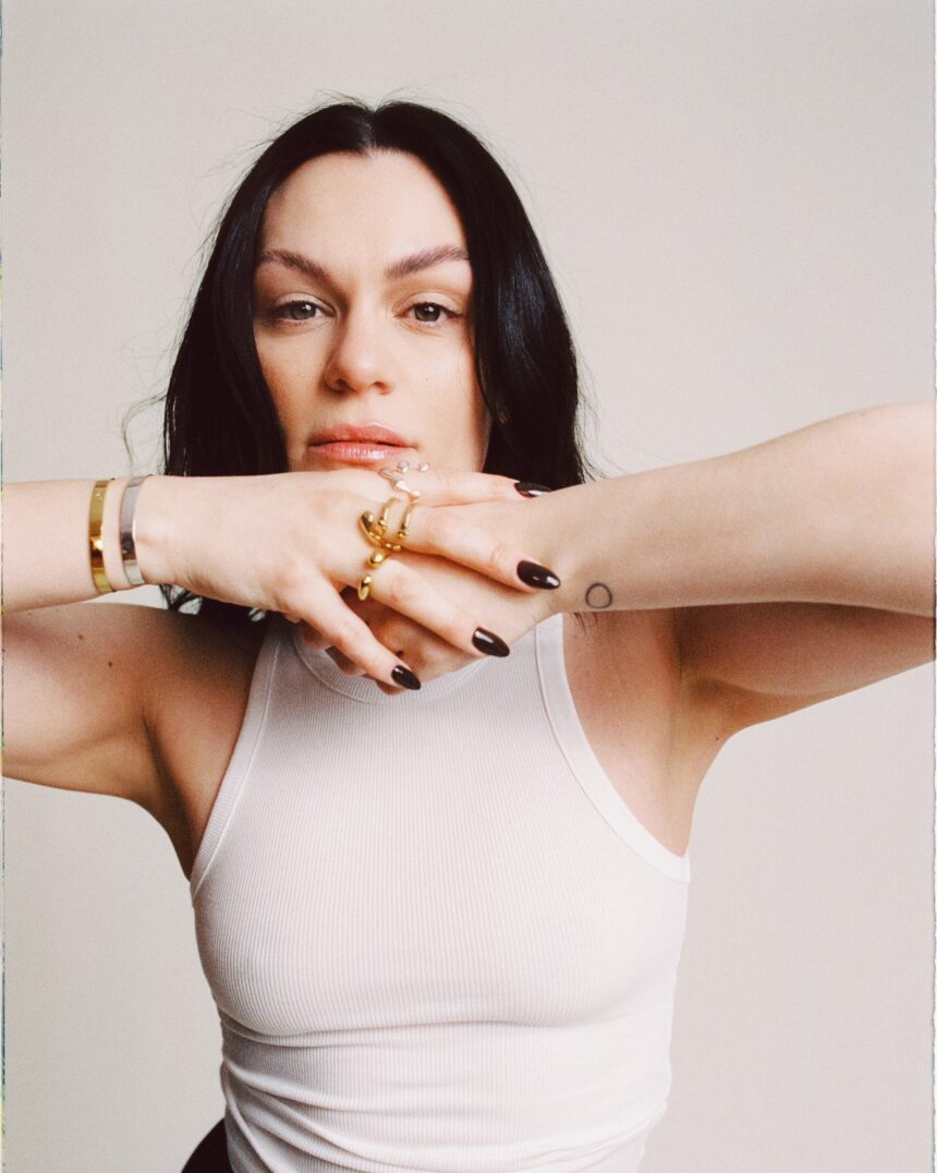 Jessie J lança versões acústicas de “No Secrets” e “Living My Best Life”