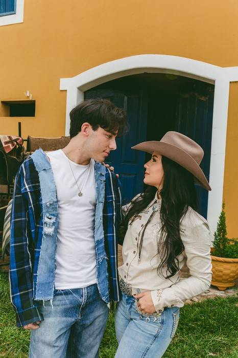 Em clima de romance, Enzo Ferro e Fiorella lançam “Dois Carentes” 