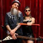 Duo garageiro Morcegula lança segundo álbum, “Caravana dos Desajustados”, e anuncia turnê