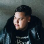 FloyyMenor segue narrativa de álbum no clipe “G WAGON”