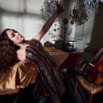 Laufey lança fundação para tornar a educação musical acessível