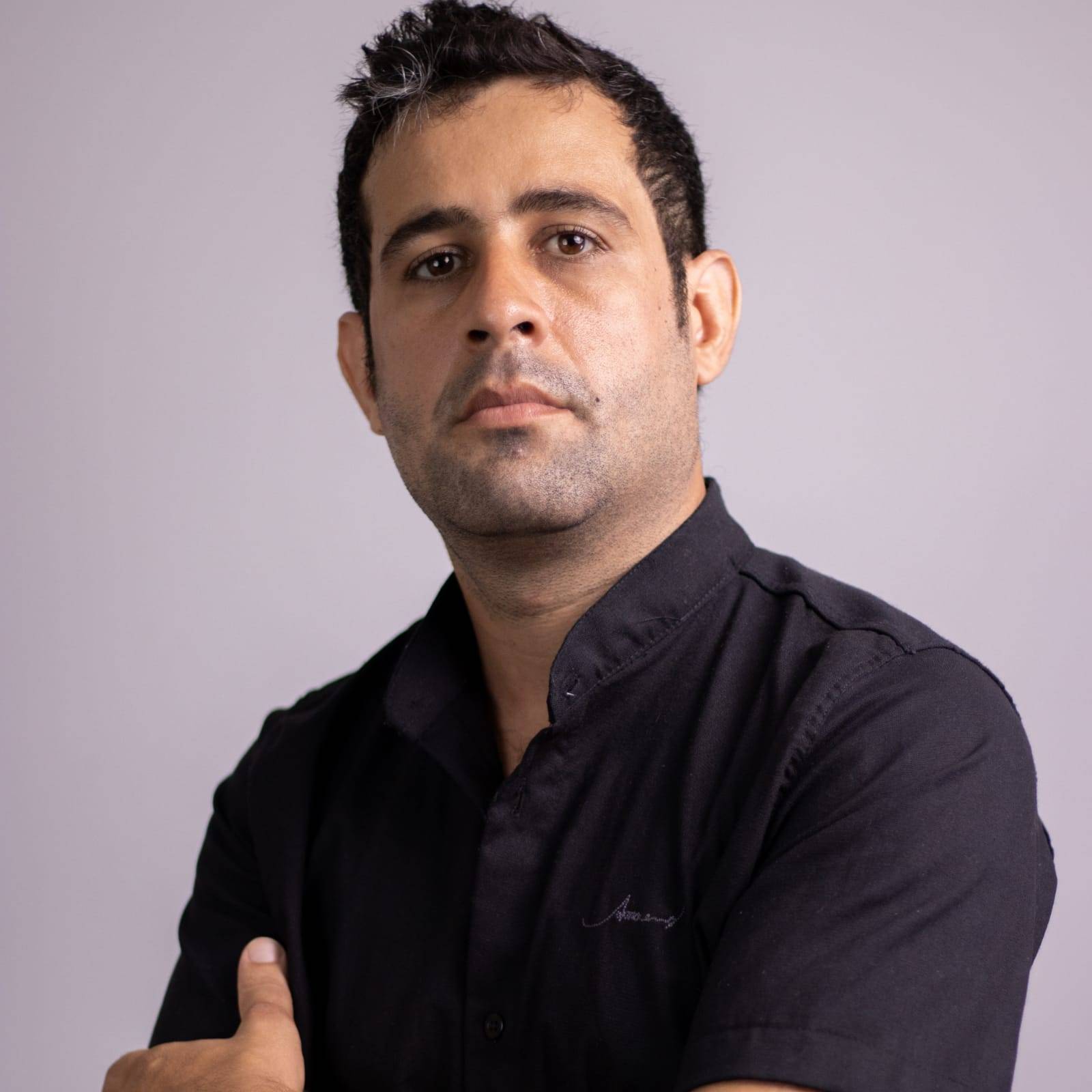 De Vitória de Santo Antão para o mundo: a trajetória de um cantor eclético