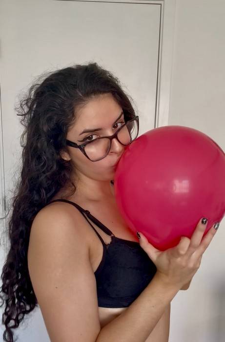 Musa +18, Andry Silva fatura alto com fetiche inusitado por balões e vira destaque no Superpop, de Luciana Gimenez