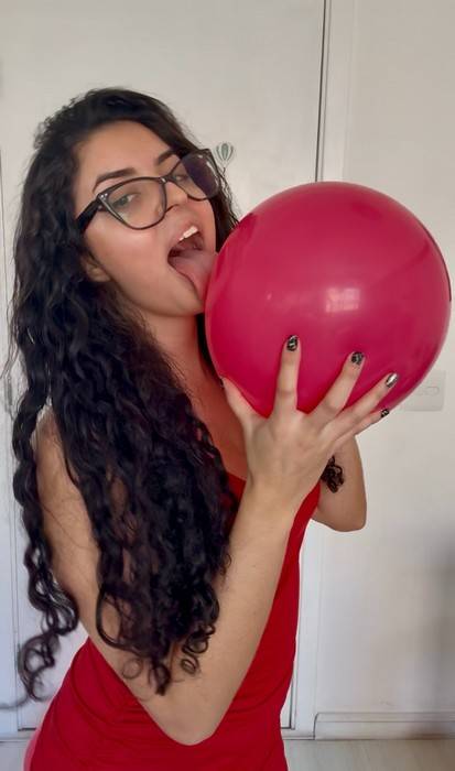 Musa +18, Andry Silva fatura alto com fetiche inusitado por balões e vira destaque no Superpop, de Luciana Gimenez