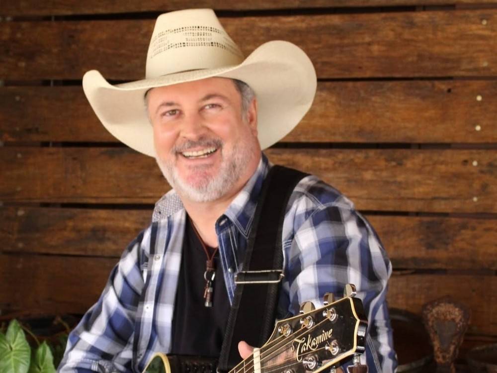 Maurício Mattar canta no "Aparecida Sertaneja" desta segunda