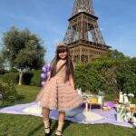 Juju Teófilo curte férias em família na França após fim das gravações de “A Caverna Encantada”