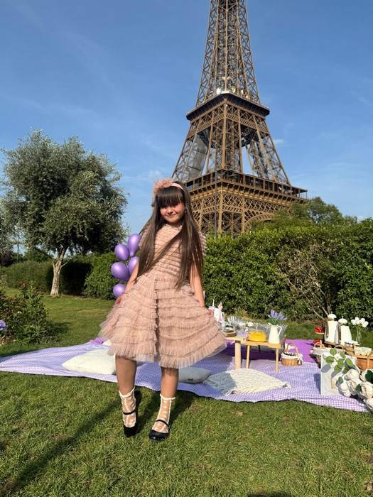 Juju Teófilo curte férias em família na França após fim das gravações de “A Caverna Encantada”