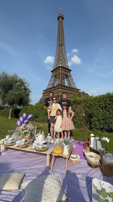 Juju Teófilo curte férias em família na França após fim das gravações de "A Caverna Encantada" 1 Juju Teófilo curte férias em família na França após fim das gravações de "A Caverna Encantada"