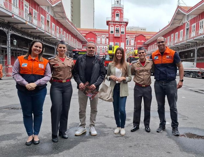 Humberto Martins irá dirigir seu primeiro longa-metragem e visita o Quartel dos Bombeiros do RJ ao lado da criadora Aline Müller 1 Humberto Martins irá dirigir seu primeiro longa-metragem e visita o Quartel dos Bombeiros do RJ ao lado da criadora Aline Müller