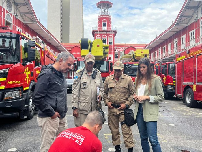 Humberto Martins irá dirigir seu primeiro longa-metragem e visita o Quartel dos Bombeiros do RJ ao lado da criadora Aline Müller 5 Humberto Martins irá dirigir seu primeiro longa-metragem e visita o Quartel dos Bombeiros do RJ ao lado da criadora Aline Müller