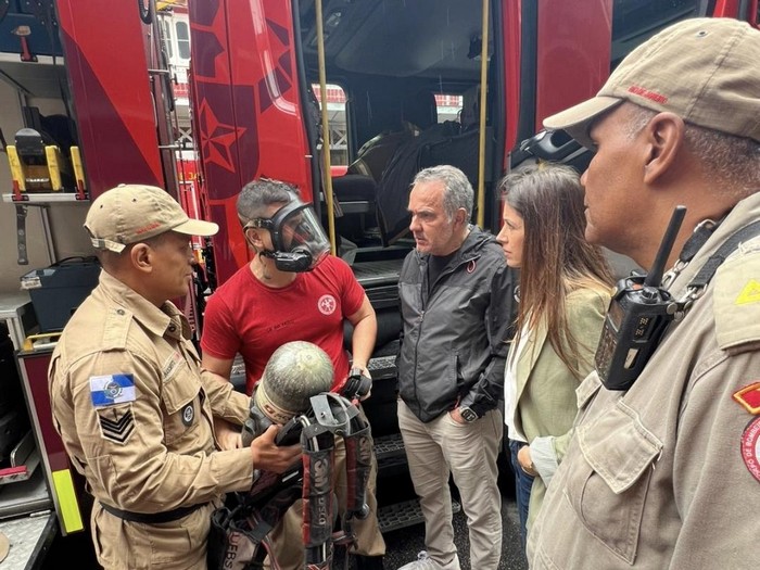 Humberto Martins e Aline Müller visitam Quartel dos Bombeiros do RJ para novo Longa-Metragem Humberto Martins e Aline Müller visitam Quartel dos Bombeiros do RJ para novo Longa-Metragem