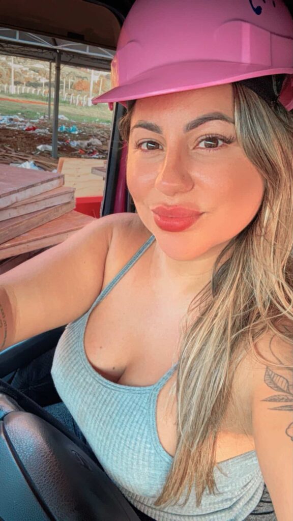 Confira quem é a influencer que circulou sem roupa na praia de Ipanema 5 Confira quem é a influencer que circulou sem roupa na praia de Ipanema