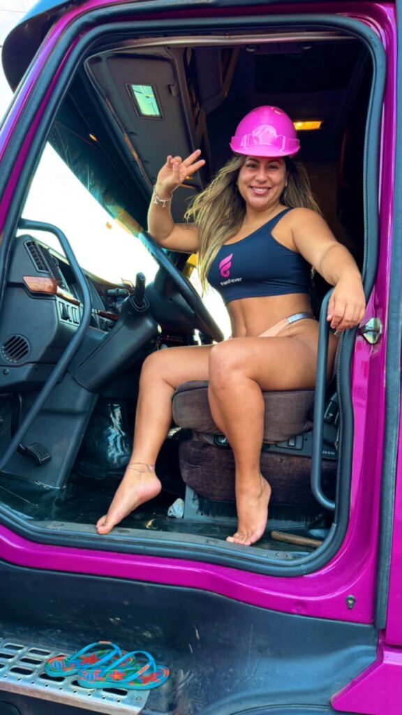 Confira quem é a influencer que circulou sem roupa na praia de Ipanema 6 Confira quem é a influencer que circulou sem roupa na praia de Ipanema