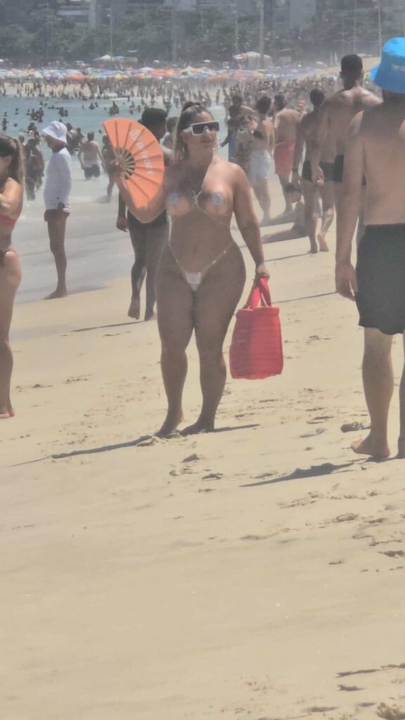 Confira quem é a influencer que circulou sem roupa na praia de Ipanema 7 Confira quem é a influencer que circulou sem roupa na praia de Ipanema