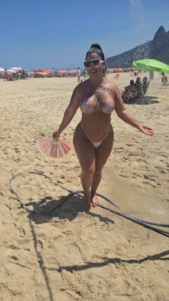 Confira quem é a influencer que circulou sem roupa na praia de Ipanema 3 Confira quem é a influencer que circulou sem roupa na praia de Ipanema