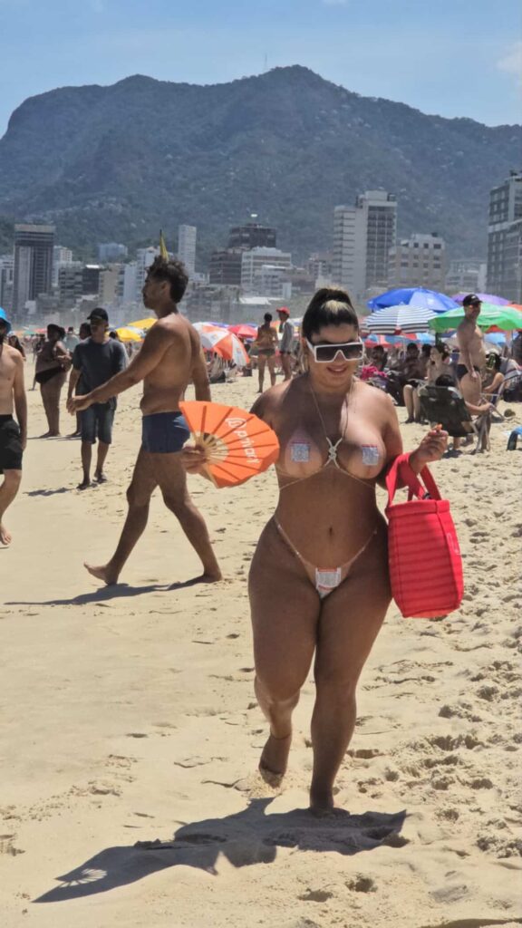 Confira quem é a influencer que circulou sem roupa na praia de Ipanema 2 Confira quem é a influencer que circulou sem roupa na praia de Ipanema