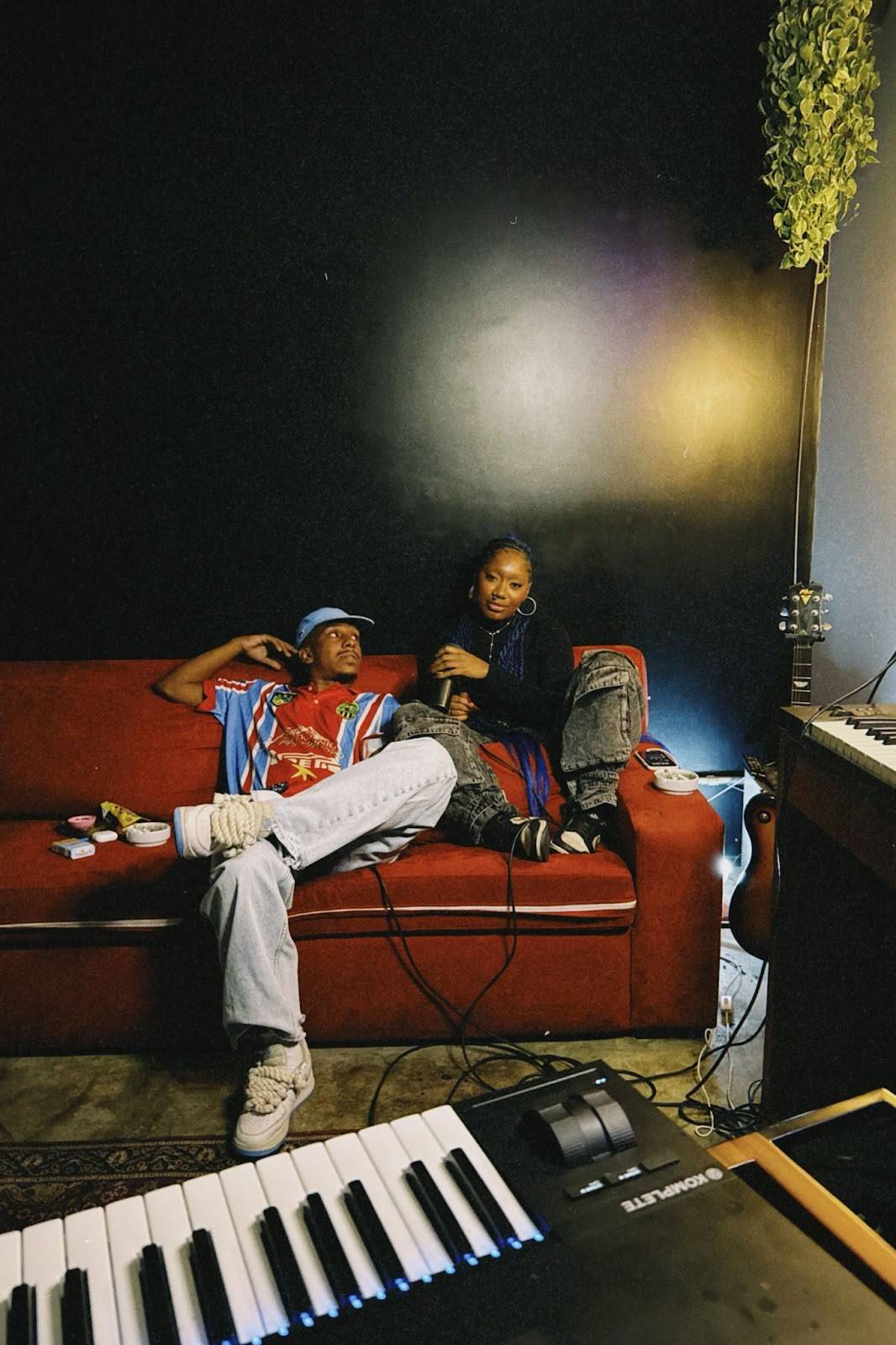 Com lançamento no Dia dos Namorados, Torya e Sotam refletem sobre relacionamentos na faixa “Conselhos”