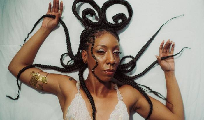 Show gratuito “Escuta”, de Mis Ivy, celebra a pluralidade dos corpos pretos e lança manifesto afrofuturista
