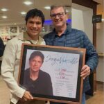 Jorge Vercillo recebe quadro comemorativo a Abramus, nos bastidores da turnê “Jorge Vercillo 30”