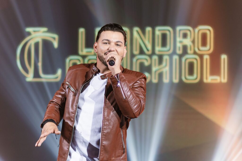 Leandro Cavichioli estreia "Bregão do Pedreiro" com paixão, sofrência e sucessos