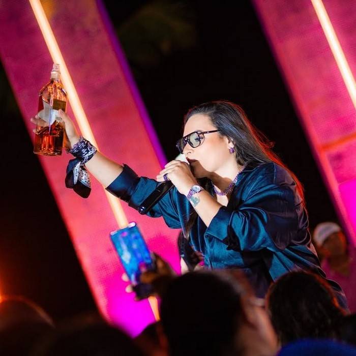 Priscila Carolynne traz a essência do brega apaixonado em audiovisual cheio de emoção