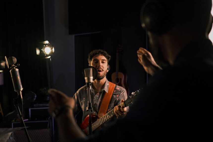 Ravi Brasileiro lança novo álbum de inéditas com grandes nomes da música 