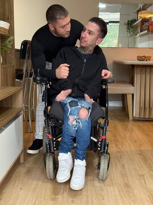 Victor Ferraz, Muso do OnlyFans, quebra tabus em cena com cadeirante e revela assédio de artistas: "até casados"