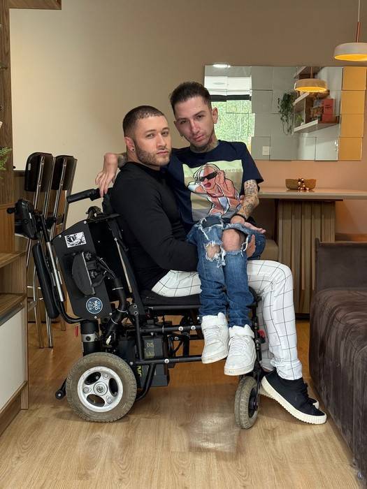 Victor Ferraz, Muso do OnlyFans, quebra tabus em cena com cadeirante e revela assédio de artistas: "até casados"