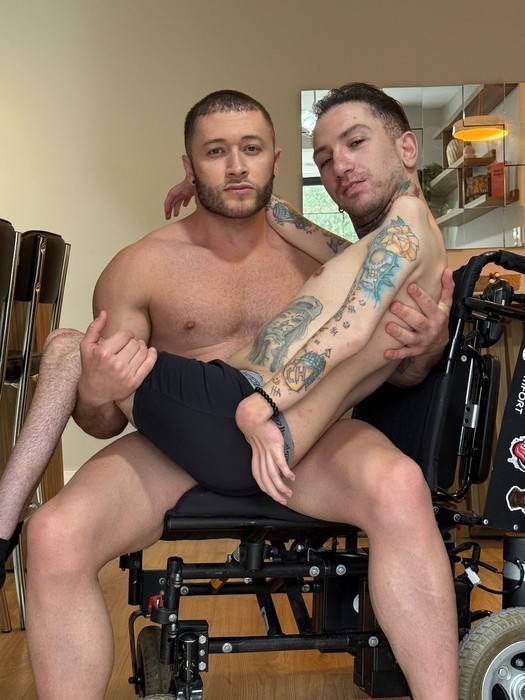 Victor Ferraz, Muso do OnlyFans, quebra tabus em cena com cadeirante e revela assédio de artistas: "até casados"