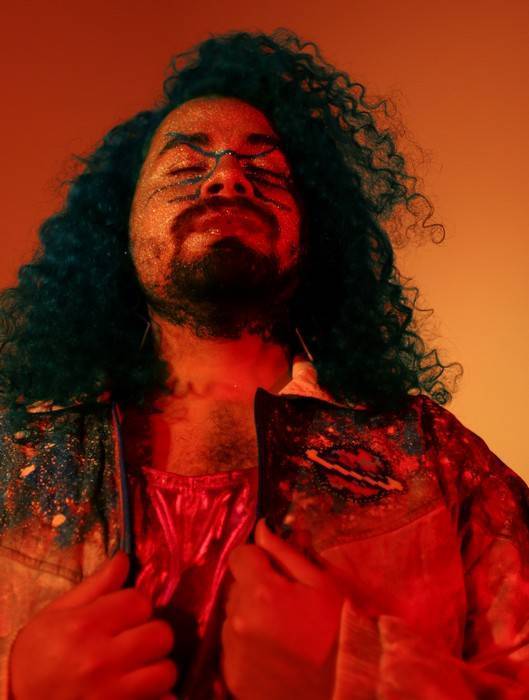 Cantora e produtora, Alexys Agosto fala sobre seu mergulho na criação musical: "A música me dá muita vitalidade"