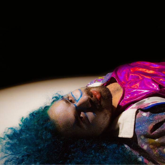 Cantora e produtora, Alexys Agosto fala sobre seu mergulho na criação musical: "A música me dá muita vitalidade"