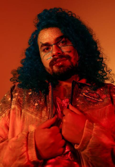 Cantora e produtora, Alexys Agosto fala sobre seu mergulho na criação musical: "A música me dá muita vitalidade"