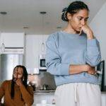 Por que você atrai pessoas emocionalmente indisponíveis e como mudar isso