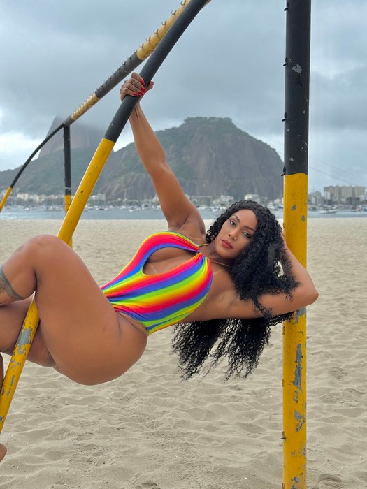 Rosiane Pinheiro exibe corpão aos 51 anos e posa sensual na praia: "A idade não me limita"
