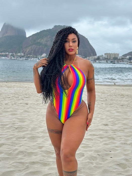 Rosiane Pinheiro exibe corpão aos 51 anos e posa sensual na praia: "A idade não me limita"