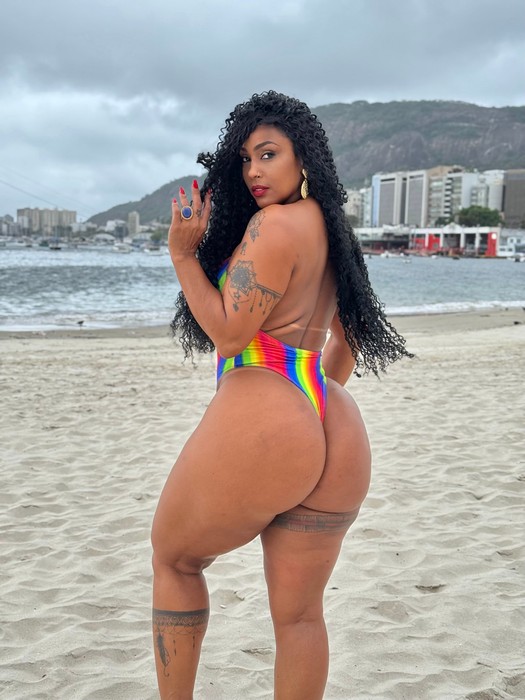 Rosiane Pinheiro exibe corpão aos 51 anos e posa sensual na praia: "A idade não me limita"