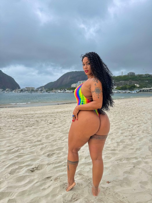 Rosiane Pinheiro exibe corpão aos 51 anos e posa sensual na praia: "A idade não me limita"