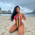 Rosiane Pinheiro exibe corpão aos 51 anos e posa sensual na praia: “A idade não me limita”