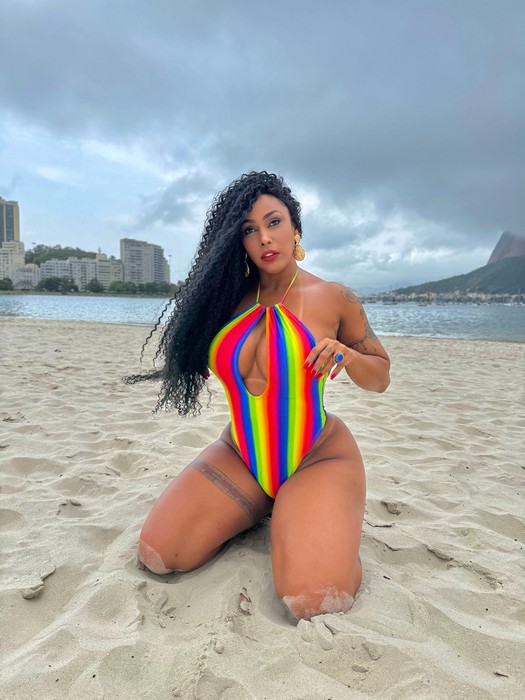 Rosiane Pinheiro exibe corpão aos 51 anos e posa sensual na praia: “A idade não me limita”