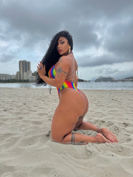 Rosiane Pinheiro exibe corpão aos 51 anos e posa sensual na praia: "A idade não me limita"