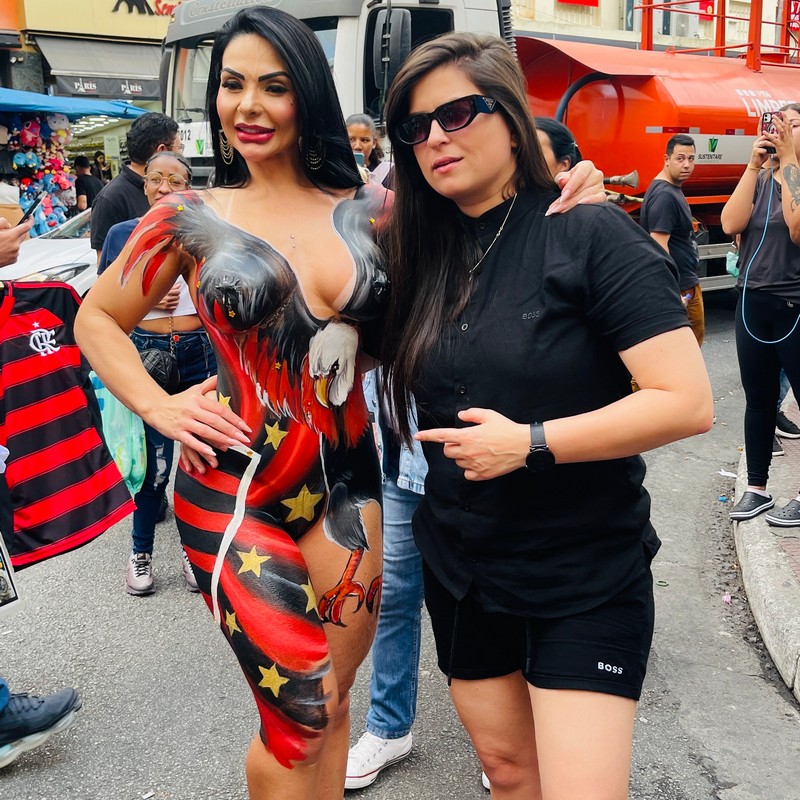 Musa do Flamengo, Daiane Alves comemora classificação na Libertadores com o corpo pintado na 25 de Março