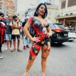 Musa do Flamengo, Daiane Alves comemora classificação na Libertadores com o corpo pintado na 25 de Março