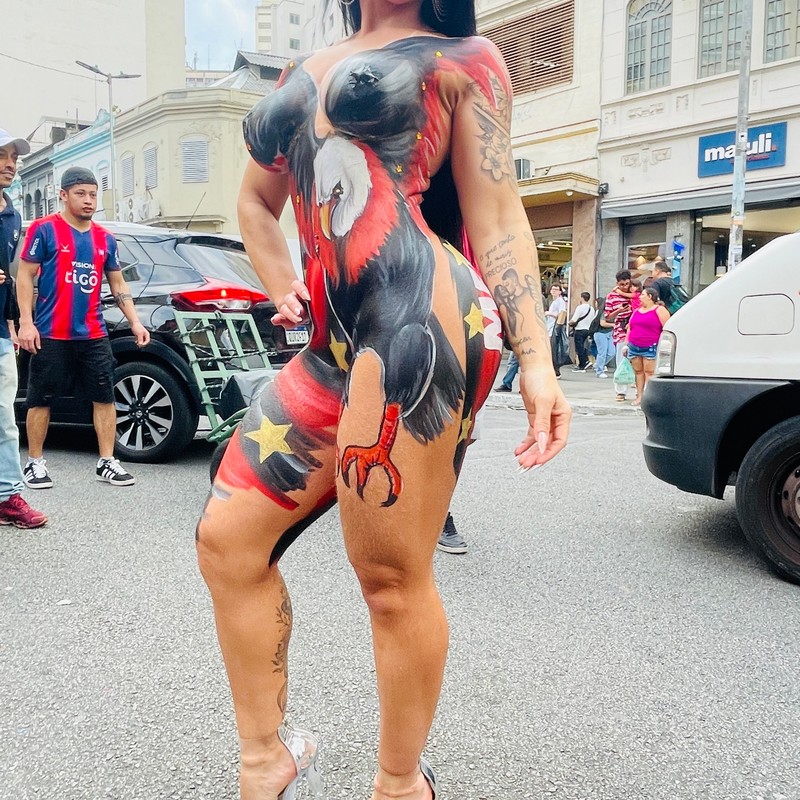 Musa do Flamengo, Daiane Alves comemora classificação na Libertadores com o corpo pintado na 25 de Março